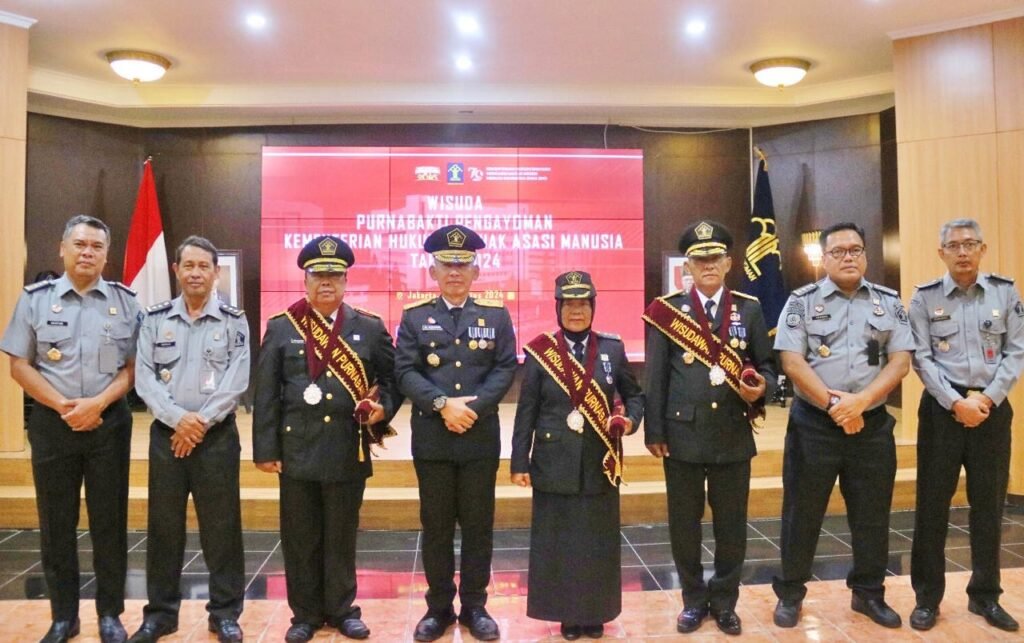 Kemenkumham Gelar Wisuda Purnabakti Pegawai Berdedikasi dan telah Mengabdi Kementerian Hukum dan Hak Asasi Manusia (Kemenkumham) RI menggelar acara Wisuda Purnabakti Pegawai Pensiunan di Graha Pengayoman Jakarta dan Kanwil Kemenkumham Kaltim secara hybrid, Selasa (13/8/2024).