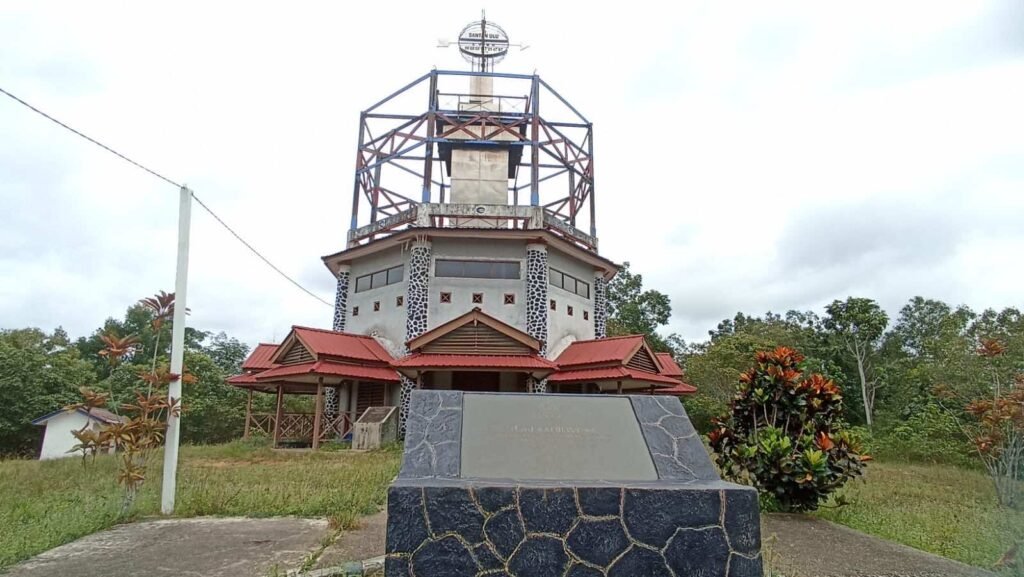 Tugu Khatulistiwa Santan Ulu, Penanda Garis Tengah Bumi di Kalimantan Timur Tugu Khatulistiwa Santan Ulu, juga dikenal sebagai Tugu Equator adalah sebuah monumen yang menandai garis imajiner khatulistiwa.
