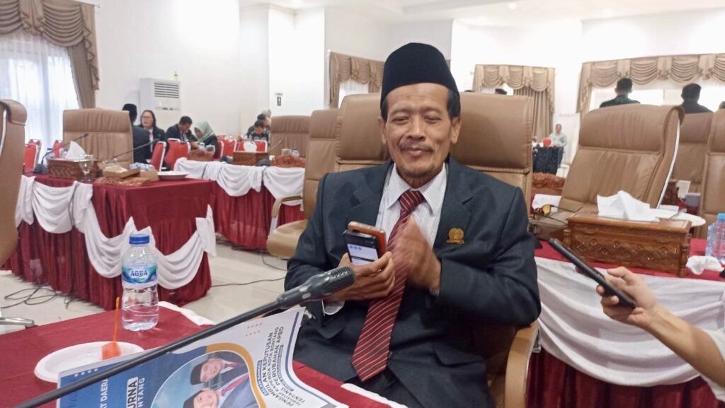 Abdul Malik Tanggapi Keluhan Warga Terdampak Proyek Drainase di Kawasan Sendawar Proyek perbaikan drainase di kawasan Sendawar, yang kini dikenal sebagai Jalan Suryanata, Kelurahan Bontang Baru, Kecamatan Bontang Utara, tengah berjalan di tahun ini.