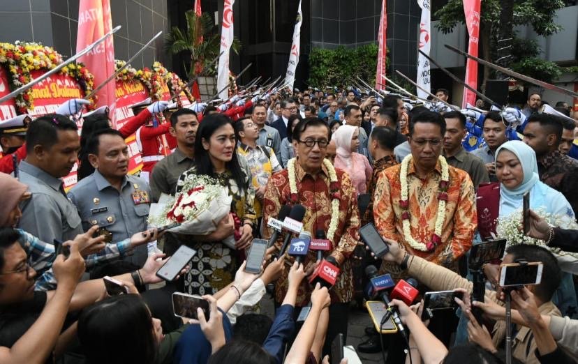 Pergantian Pimpinan, Supratman Tekankan Kolaborasi dan Pesan Jangan Ada Perpecahan Menteri Hukum dan HAM (Menkumham) Supratman Andi Agtas menegaskan prinsip keberhasilan hanya satu, yaitu kolaborasi.