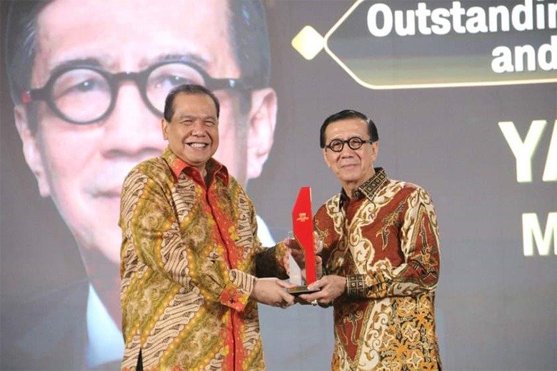 Dedikasi Luar Biasa, Yasonna Laoly Terima Penghargaan dari CNN Indonesia