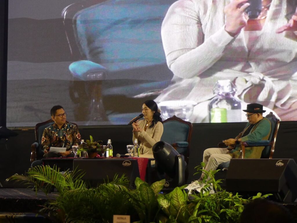 Dewi ‘Dee’ Lestari Dorong Penulis Kalimantan Terus Berkarya