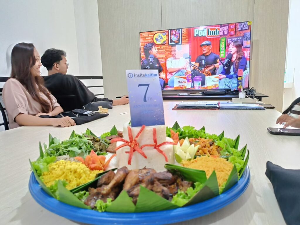 Potong Tumpeng 7 Tahun Insitekaltim dan Keberhasilan Rakernas JMSI ke-3
