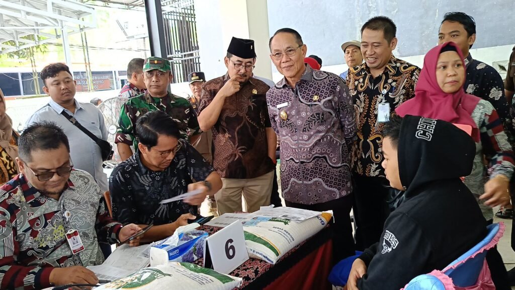 Pastikan Bantuan Tepat Sasaran, Rusmadi Wongso Pantau Distribusi Beras di 3 Kelurahan