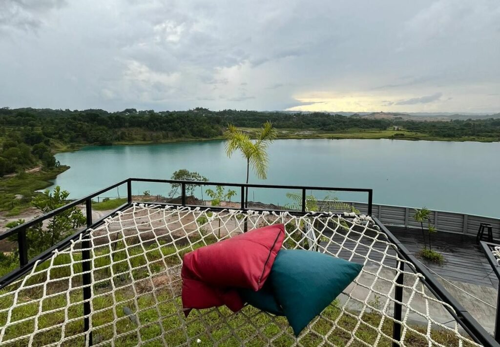Libur Nataru 2025 Masyarakat Ramai Kunjungi ‘Lakeview’ di Eks Tambang