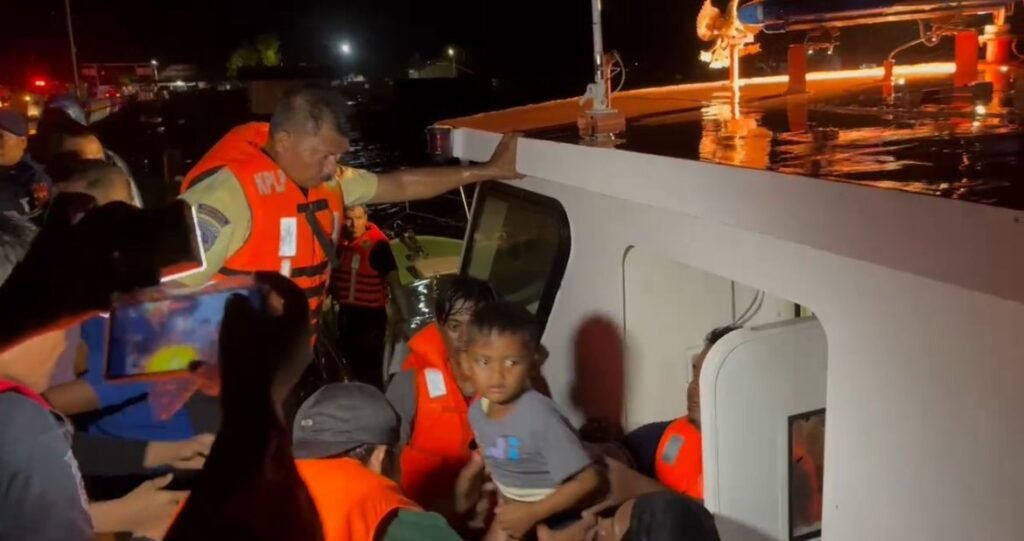 KLM Fajar Lorena Tenggelam di Perairan Sepudi-Situbondo, KPLP Evakuasi Korban