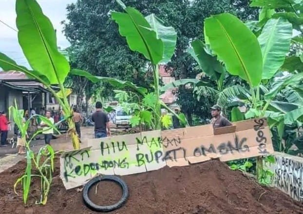 Pembangunan Tak Merata, Warga Lewopao Blokir Jalan