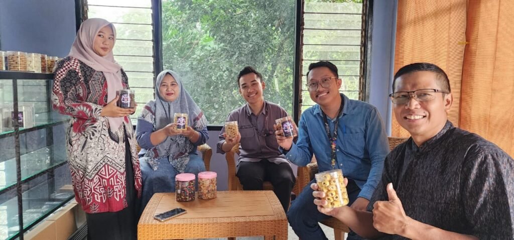 Dukung Ekraf Lokal, Kades Prangat Selatan Aktif Promosi Via Medsos