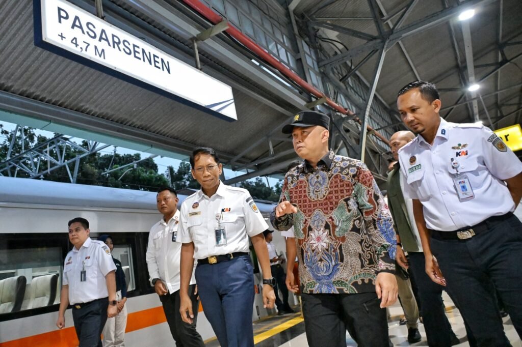 Menhub Pastikan Arus Mudik di Stasiun Pasar Senen dan Tol Jakarta-Cikampek Lancar