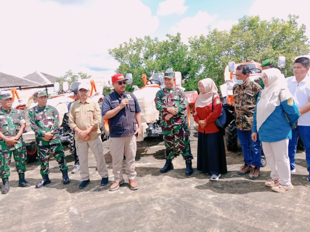Terima 12 Traktor dari Kementan, Kukar Siap Optimalisasi Lahan