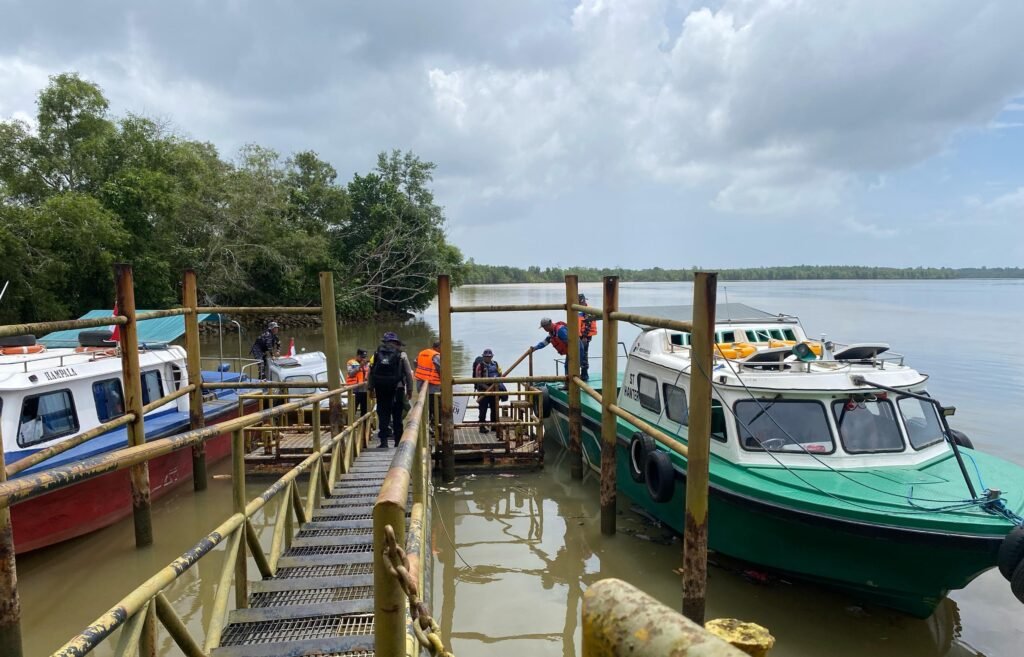 PHSS Bantu PSU Kukar Terjunkan Sea Truck ke Pulau Tadutan
