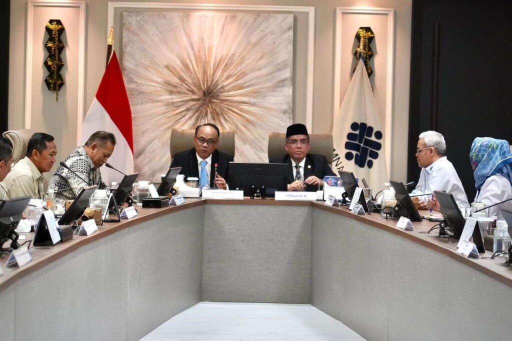 Kemenkop dan Kemenaker Teken MoU, Siapkan 2 Juta Tenaga Kerja Desa untuk Kelola Koperasi Merah Putih