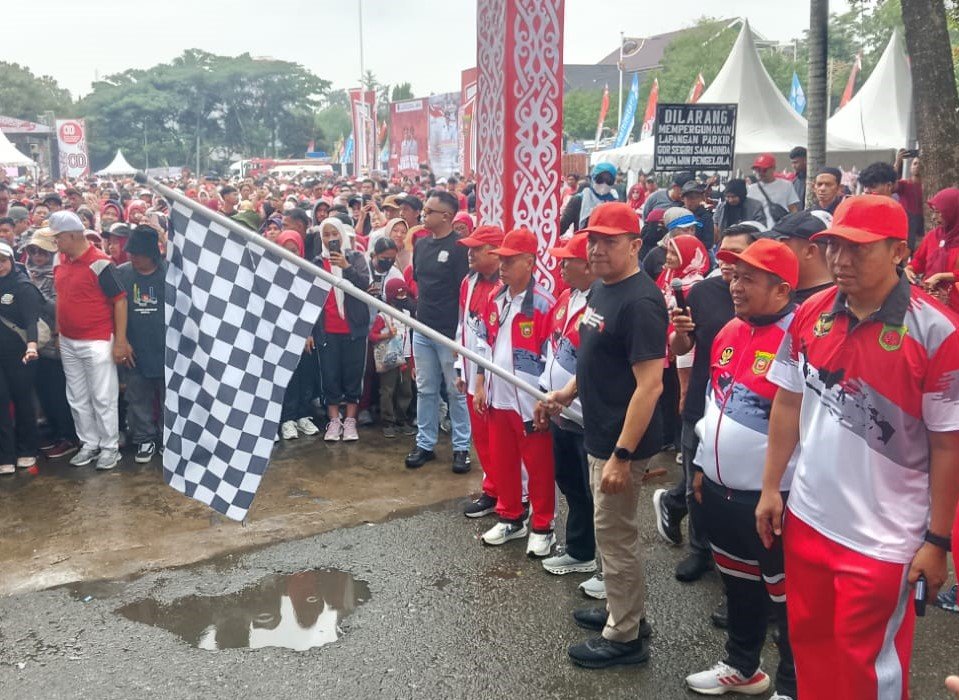Andi Harun Lepas Peserta Jalan Santai, Satu Tiket Umrah Menanti Warga yang Beruntung