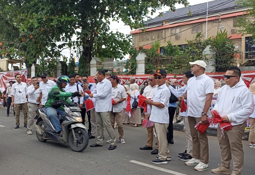 Seno Aji dan Kader Gerindra Kaltim Bagikan 500 Bendera Merah Putih di Taman Samarendah