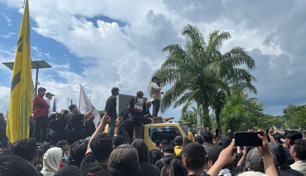 Hasanuddin Mas’ud Turun Temui Massa Aksi, Janji Tindaklanjuti Aspirasi ke Pusat